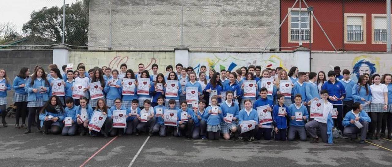 El alumnado del colegio Luisa Marillac, ayer, posando.