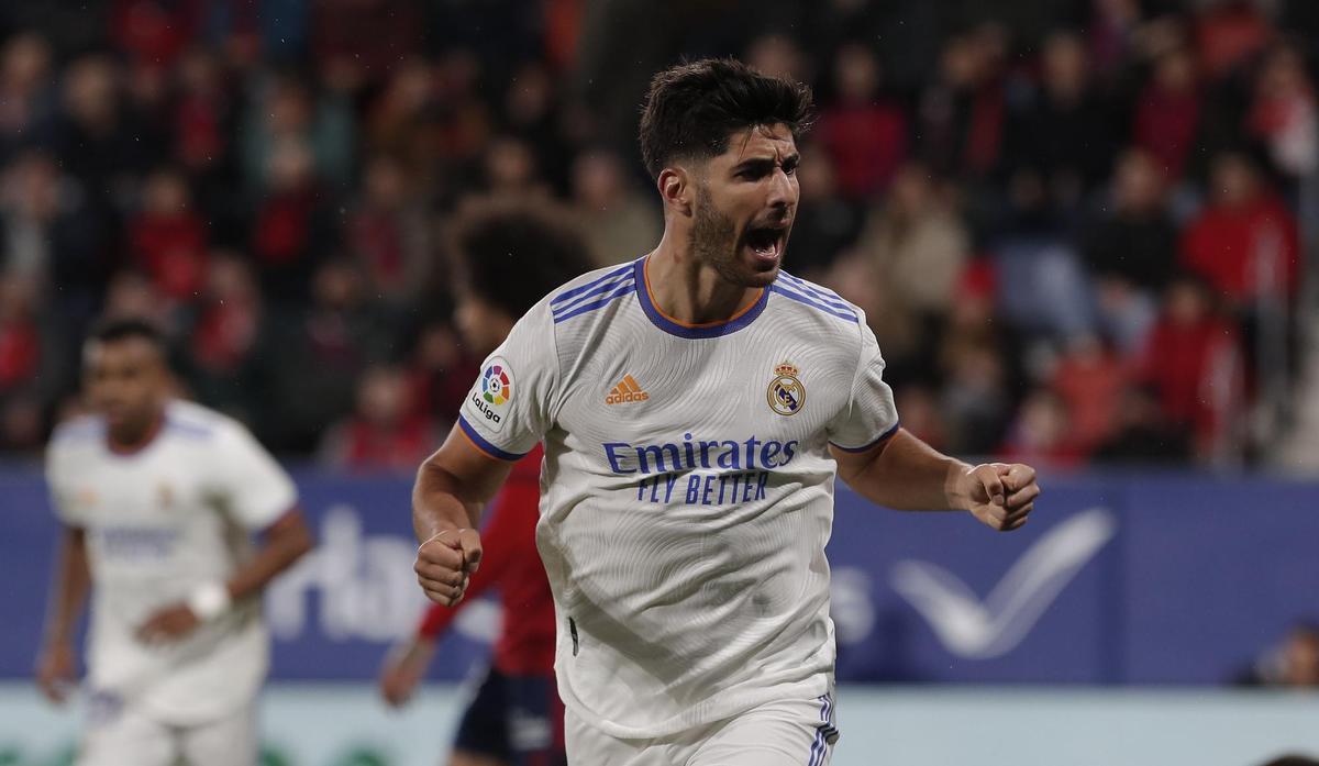 PAMPLONA, 20/04/2022.- El delantero del Real Madrid Marco Asensio celebra tras marcar el segundo gol ante Osasuna, durante el partido de Liga en Primera División que disputan hoy miércoles en el estadio de El Sadar, en Pamplona. EFE/Villar López