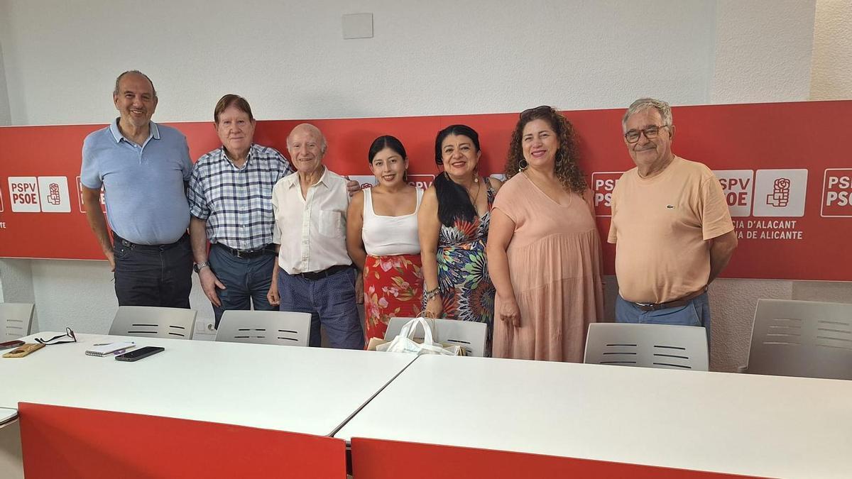 Miguel Millana, a la izquierda, en la sede provincial del PSOE con el grupo de militantes con el que pretende plantear una alternativa socialista