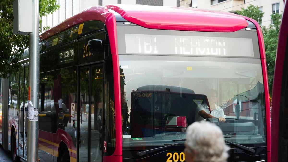 El tranvibús sigue llegando hasta el Prado de San Sebastián y en septiembre lo hará hasta el Duque