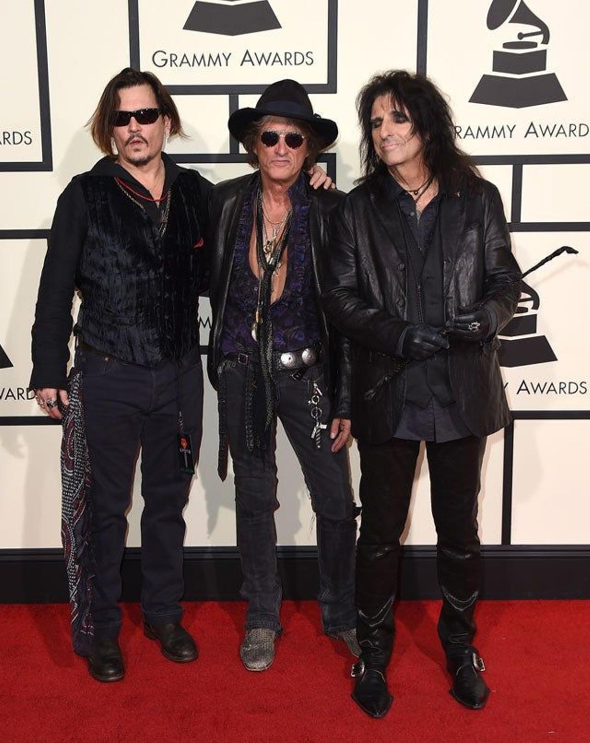 Johnny Depp, Joe Perry y Alice Cooper, en la alfombra roja de la 58 Edición de los Grammy.