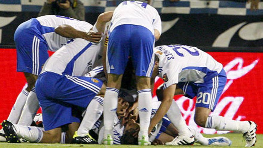 Los jugadores del Zaragoza celebran el gol de Ponzio ante el  Espanyol