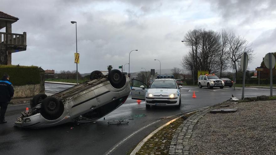 El coche volcado en Lalín esta mañana.