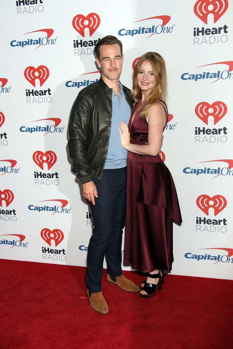 James Van Der Beek y su mujer Kimberly, en la alfombra roja del iHeart Festival de Las Vegas