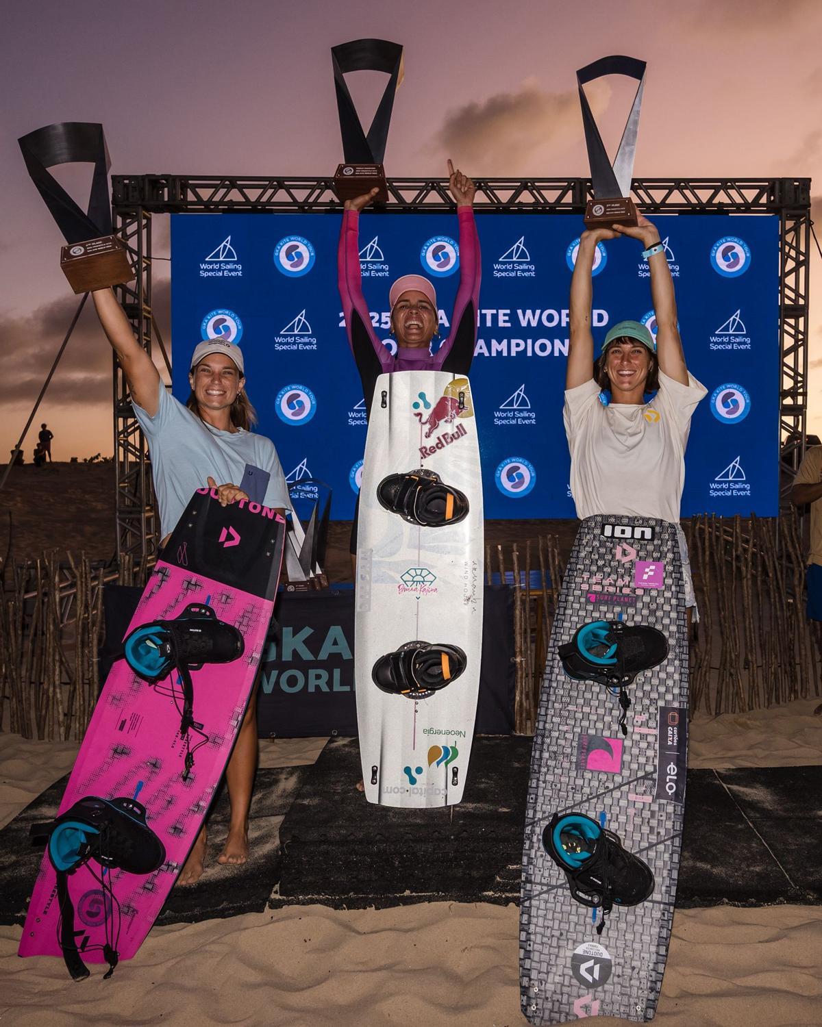 Claudia León, a la izquierda, en el podio