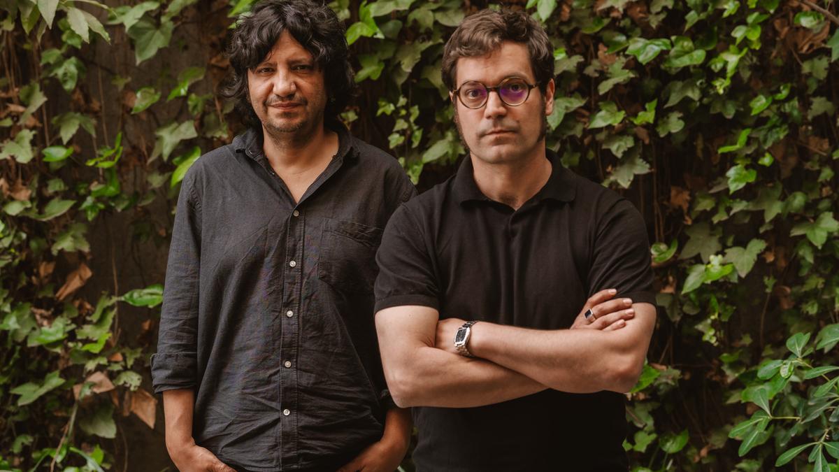 Los escritores Alejandro Zambra y Miqui Otero, fotografiados en Madrid