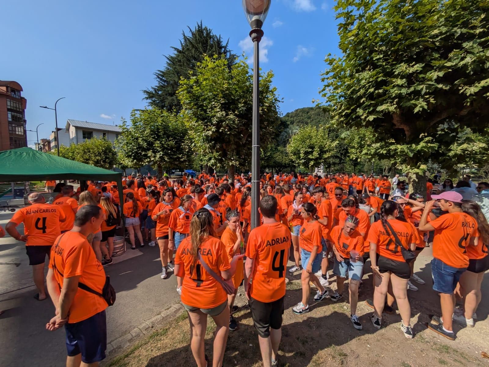 Jira y reparto del bollo en las fiestas de Santiago en Sama de Langreo