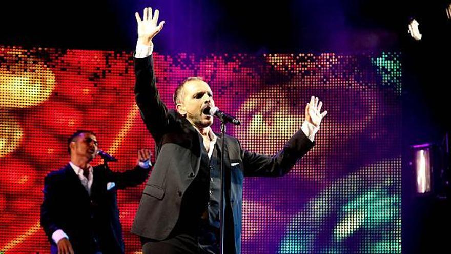 Miguel Bosé, al inicio de su actuación, anoche, en la plaza de toros de Benidorm ante más de 4.000 seguidores.