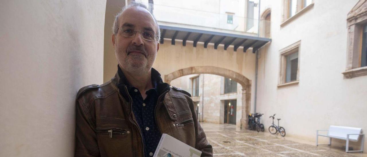 El investigador Ferran D. Lluch, ayer, en Can Oleo. | GUILLEM BOSCH