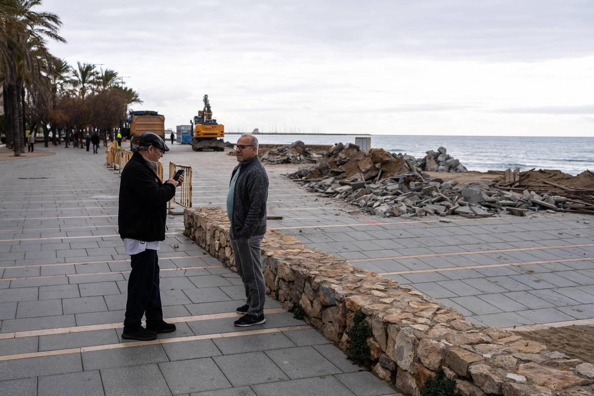 Calafell desmonta parte de su paseo marítimo para devolver espacio tomado a la playa