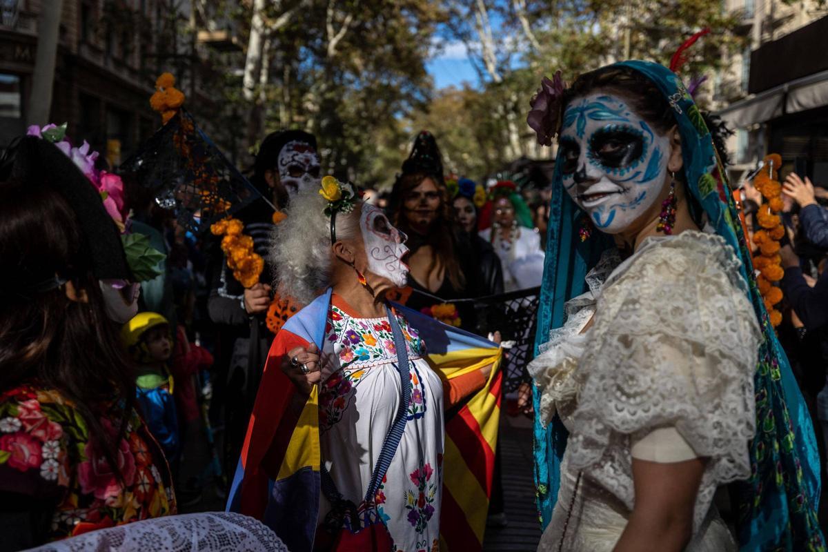 Espectacular desfile de Catrinas por La Rambla