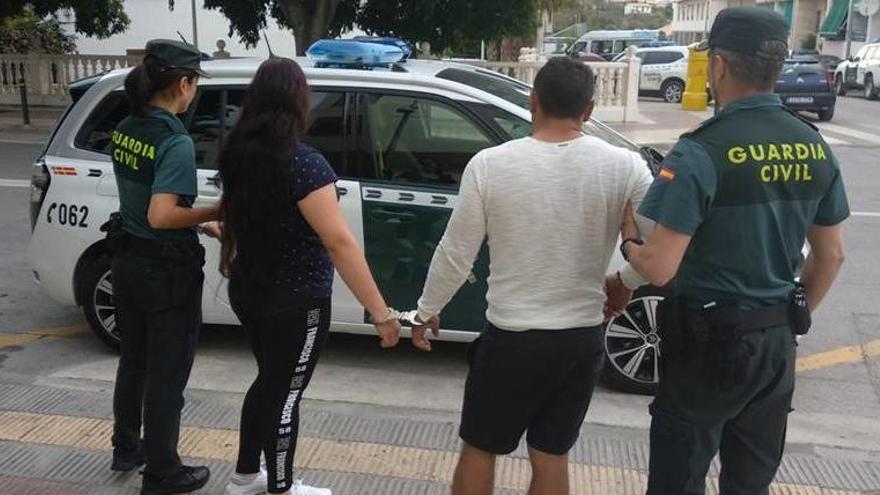 Dos detenidos en Calp por robar mediante el &quot;abrazo&quot; un reloj de oro y diamantes de 100.000 euros