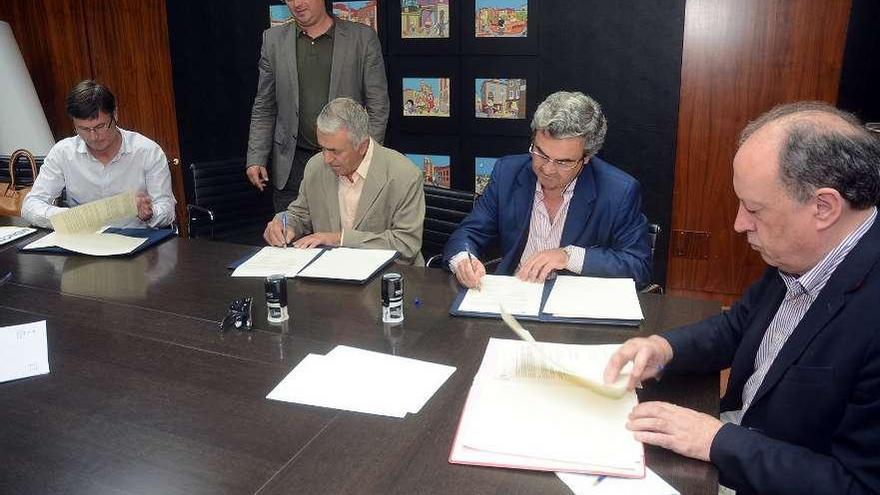 Serafín Piñeiro, Joaquín Cochón, Ceferino Nogueira y Antón Louro firman el protocolo.