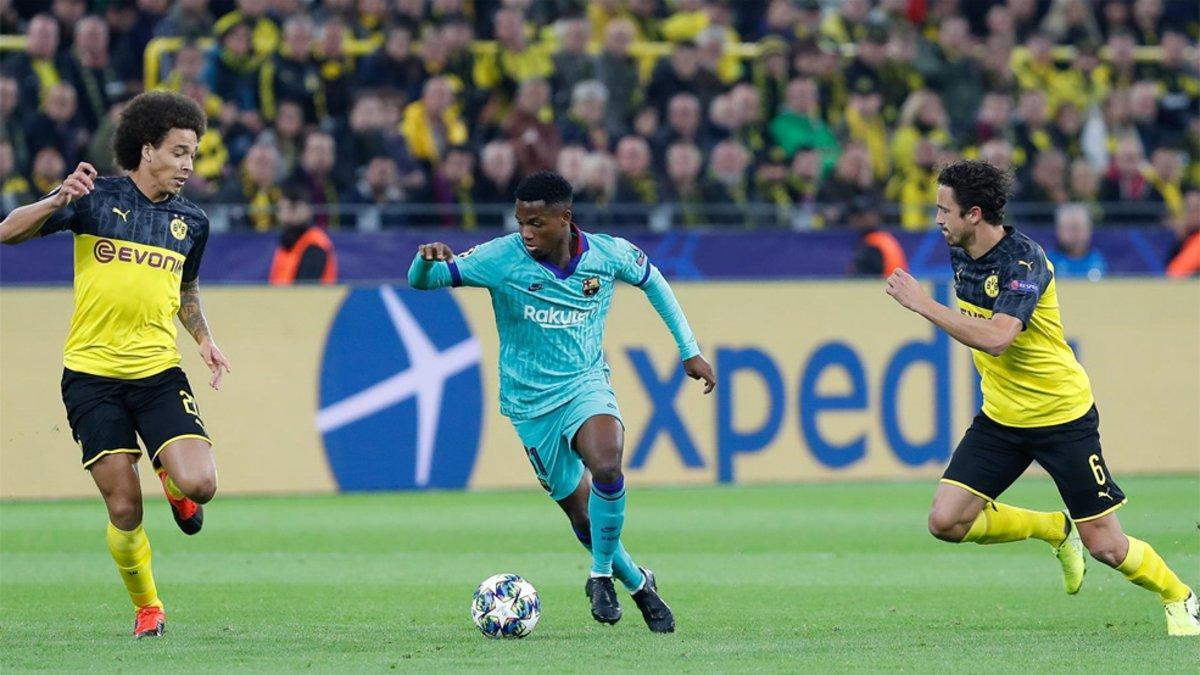 Ansu Fati, en una acción del Borussia-Barça entre Witsel y Delaney