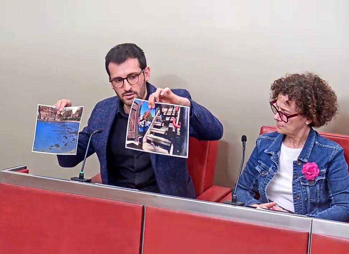 Jordi Cuadras mostrant l'estat dels parcs infantils d'Igualada al ple municipal