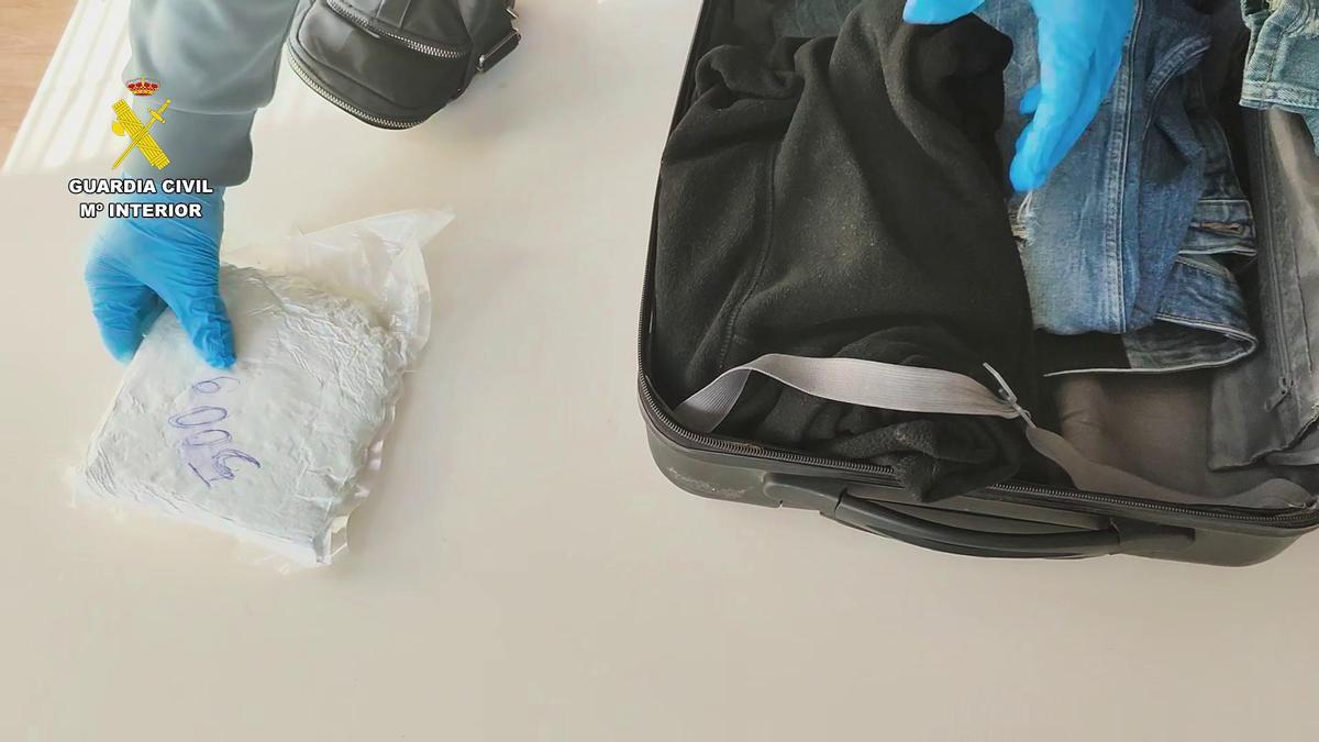 Uno de los paquetes de cocaína