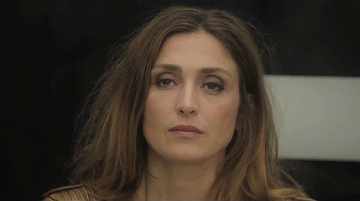 El vídeo de la cançó Waiting for you (Esperant-te), del grup americà Minor Alps, on Gayet interpreta una dona que espera el seu amant.