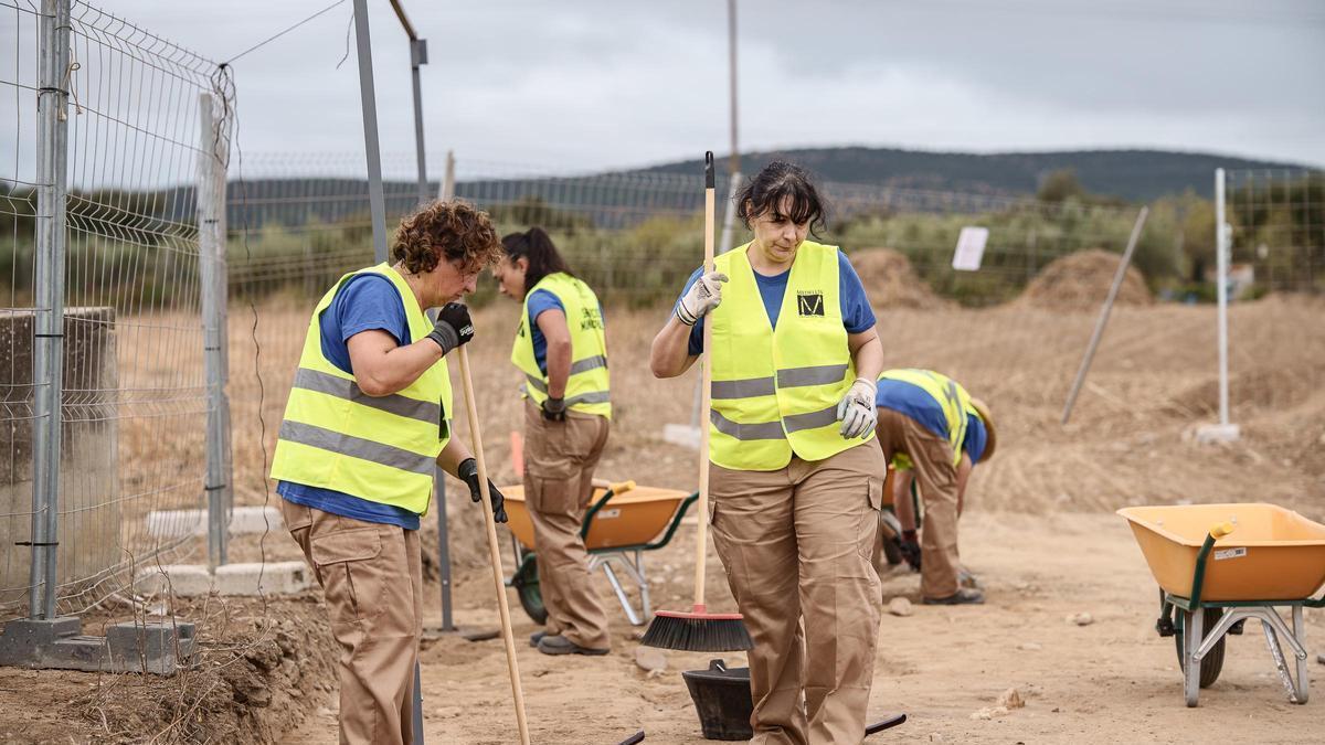 Trabajadores en el yacimiento durante la campaña de excavaciones.