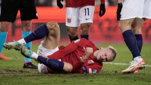 El noruego Erling Braut Haaland se duele del tobillo durante un partido internacional entre Noruega y las Islas Feroe en Oslo