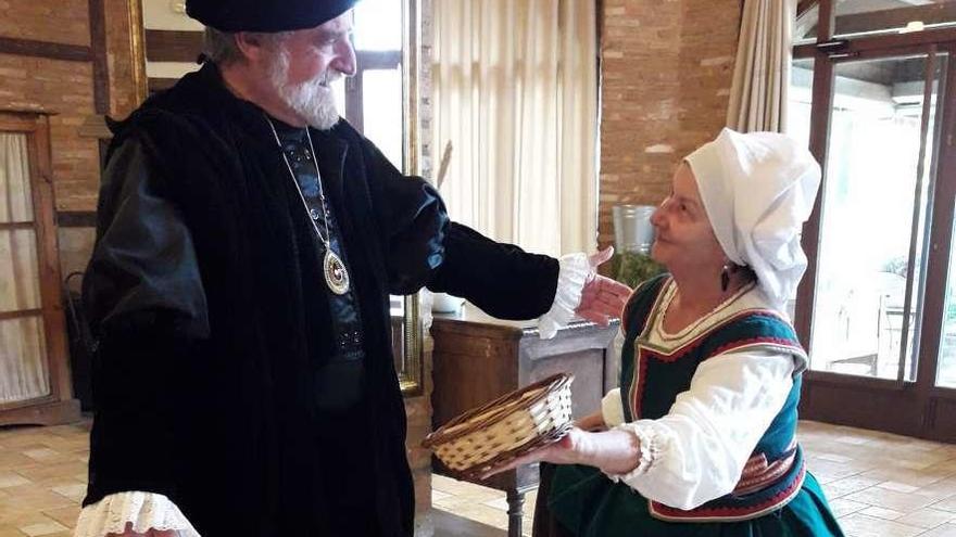 Cristina Carneado le entrega en Cáceres las sardinas al emperador.