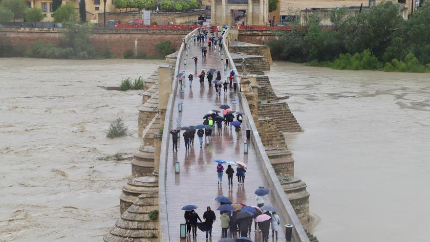 El caudal del Guadalquivir se duplica en Córdoba y entra en nivel naranja