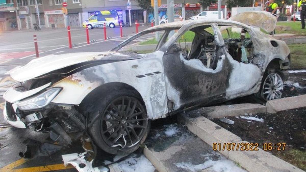 El coche que se ha incendiado provocando cuatro heridos