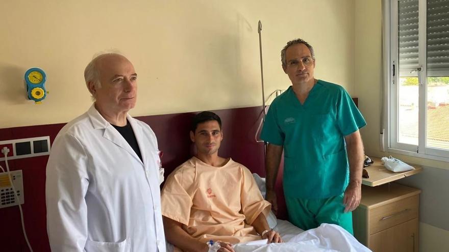 Silvio Villascusa, director médico de VOLTA, (derecha) junto a Fran Lara, jugador del UCAM Murcia CF que fue operado con éxito de una rotura parcial del ligamento cruzado anterior de la rodilla izquierda, en presencia de Pedro Hernández, director gerente de Ribera Hospital de Molina.  | FFRM