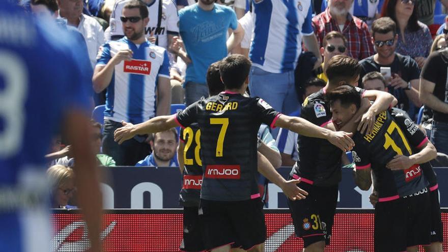 Los jugadores del Espanyol, de negro, se abrazao a Baptistao.