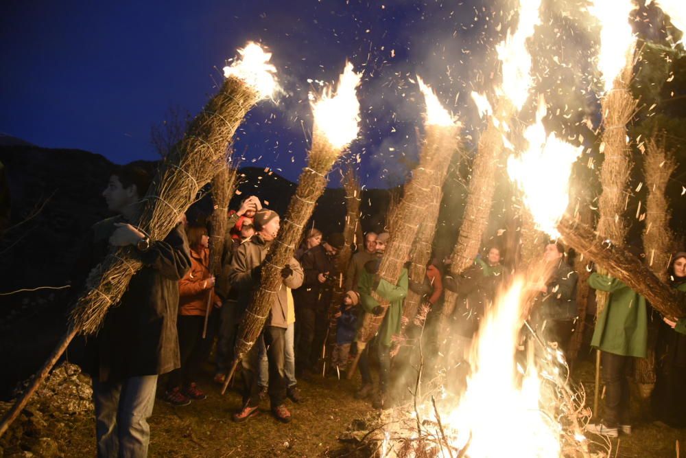 Participants en la baixada d'aquest dissabte a la nit a Sant Julià de Cerdanyola