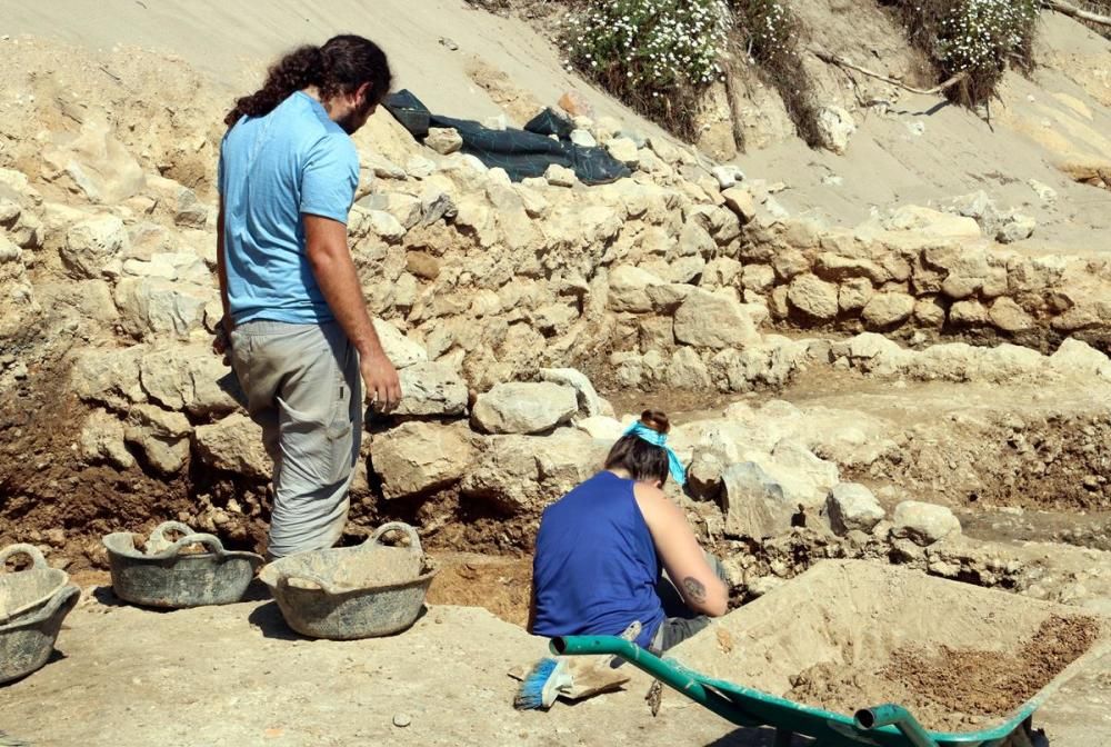 Excavació de l'antiga ciutat grega a la platja d'Empúries