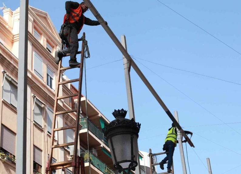 Polémica instalación de las luces de Fallas en la calle Sueca