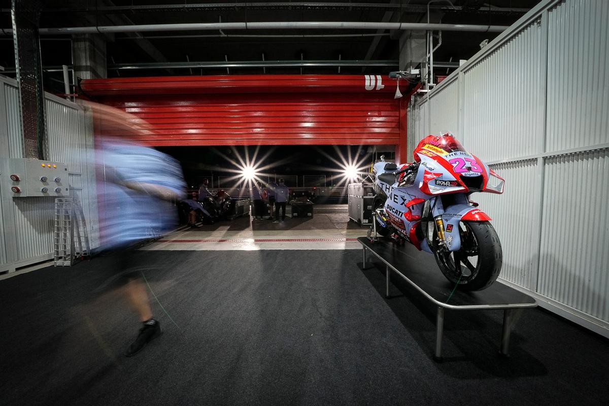 La moto de Enea Bastianini, líder del Mundial de MotoGP, en el boxe por hacer del equipo Gresini.