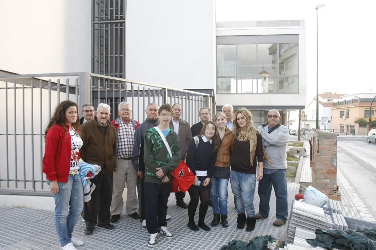 Vecinos y dirigentes vecinales de Pedregalejo, a pocos días de la inauguración de la biblioteca, en 2011.