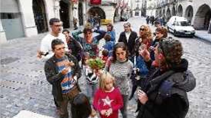 Petits i grans van a la gimcana de Sant Narcís