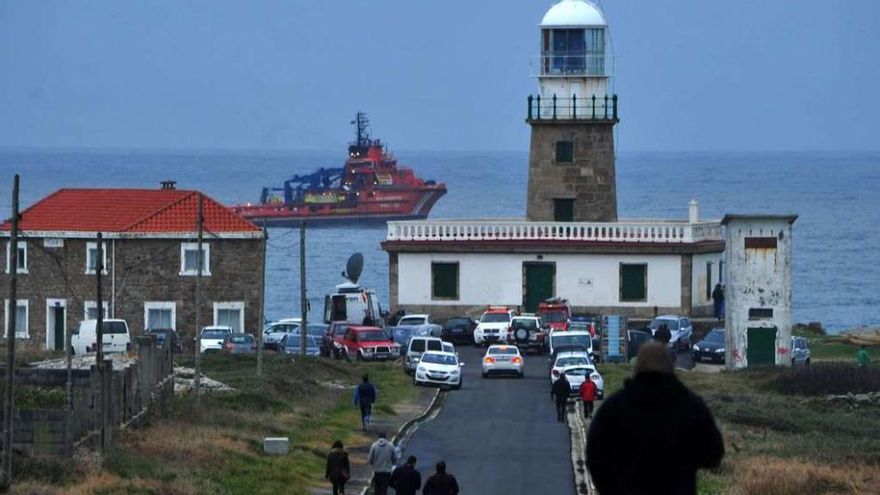 Un buque de Salvamento peina la costa situada frente al faro de Corrubedo en busca del "Paquito", hace un año. // Iñaki Abella