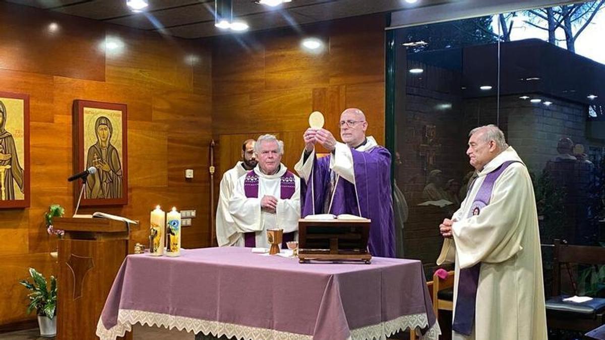 Mossèn Joan Pujol, a la dreta, en la missa d'obertura de l'Any Jubilar de Sant Francesc d'Assís, el passat mes de febrer, a la Fraternitat Santa Clara de Vilobí d'Onyar.