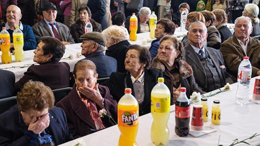 Multitud de vecinos en el homenaje a los mayores.