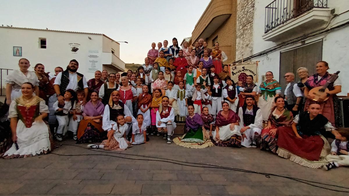 La rondalla, bailadoras y bailadores de la Asociación Cultural Aires Serranos de Alcublas.