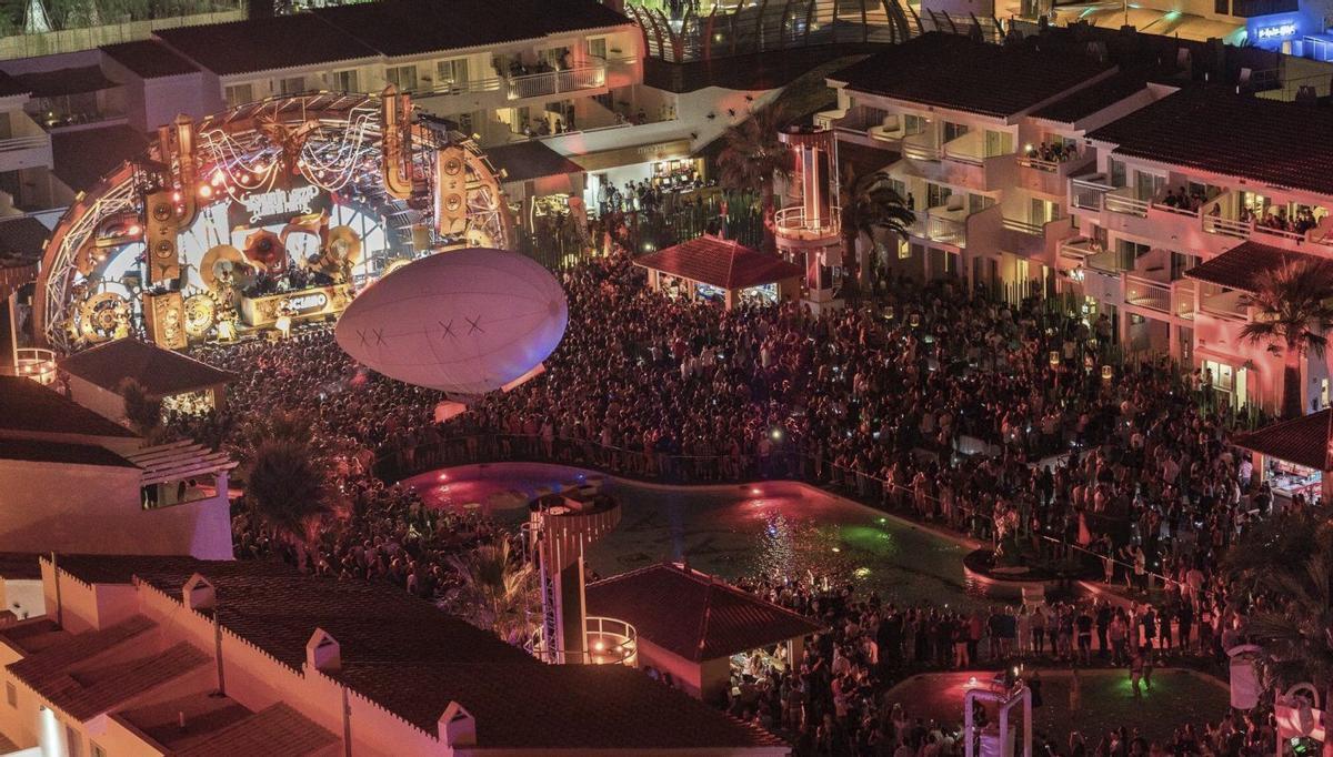 El de Ushuaïa Ibiza es uno de los escenarios al aire libre más icónicos del mundo. | TNL