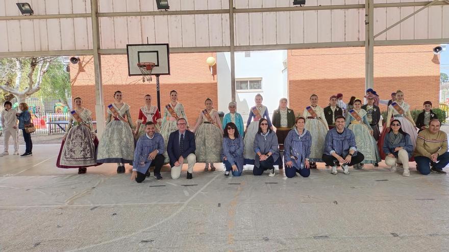 Las Falleras Mayores de Xàtiva visitan el colegio de Alfarrasí