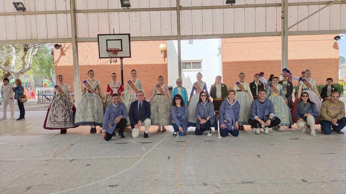 Las Falleras Mayores de Xàtiva y la corte, con representantes del colegio de Alfarrasí.