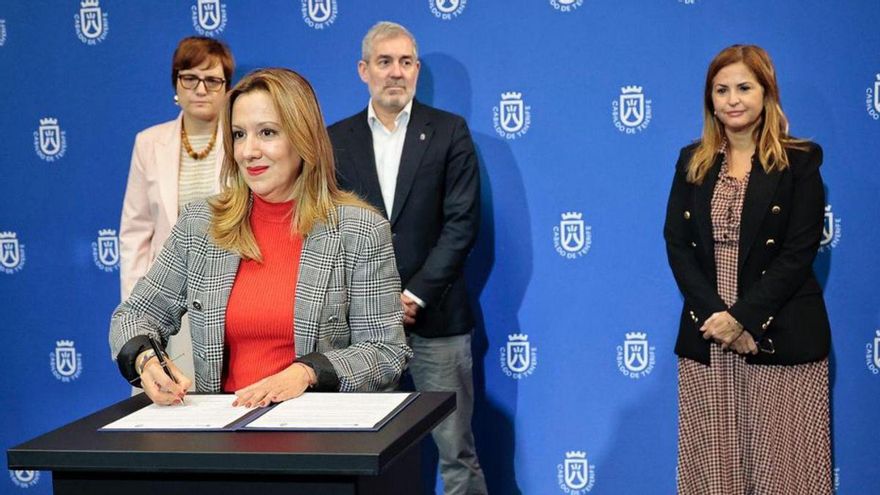Rosa Dávila, presidenta del Cabildo de Tenerife, firma la VI Adenda.