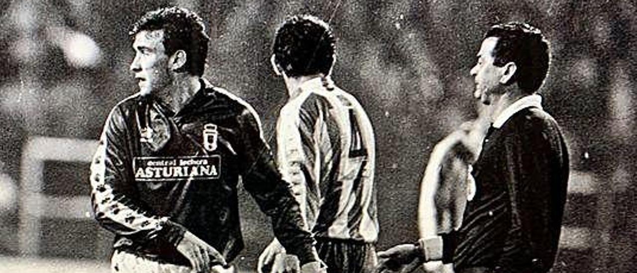 Bango, con Abelardo detrás, en un Oviedo-Sporting en el Tartiere.