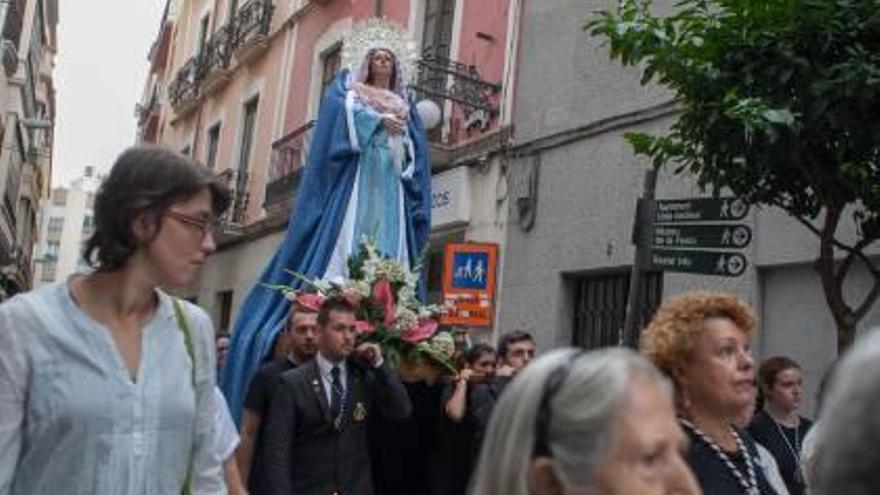 Las imágenes de la Virgen peregrinaron ayer por las calles de Elche por el 750 aniversario de Santa María.