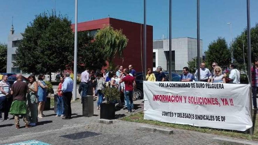 La protesta de los trabajadores de Duro, ayer, en Gijón.