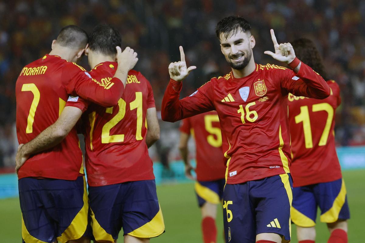 CÓRDOBA, 15/10/2024.- El centrocampista de la selección española Álex Baena (d) celebra tras marcar el tercer gol ante Serbia, durante el partido correspondiente a la fase de grupos de la Liga de Naciones que las selecciones de España y Serbia disputan este martes en el estadio Nuevo Arcángel, en Córdoba. EFE/Julio Muñoz