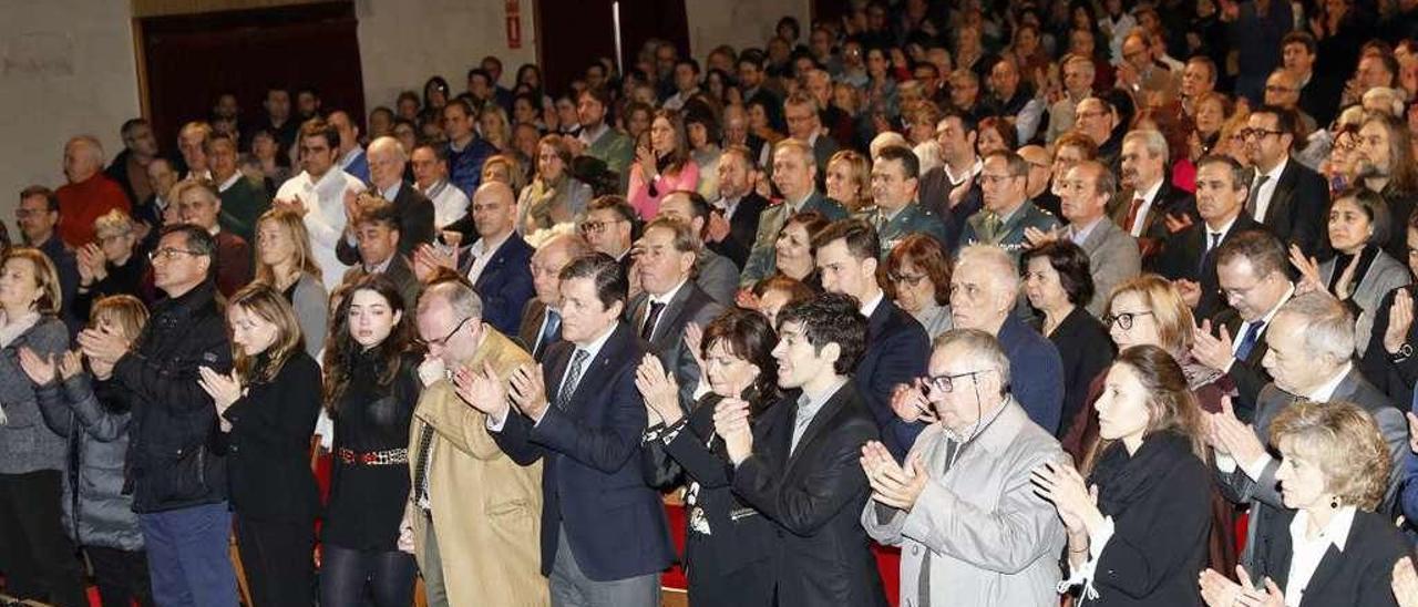 En el centro, el presidente del Principado, Javier Fernández, y la viuda de Álvarez Areces, Soledad Saavedra, junto a familiares del expresidente, durante la ovación; entre el público, dirigentes socialistas de todas las familias.