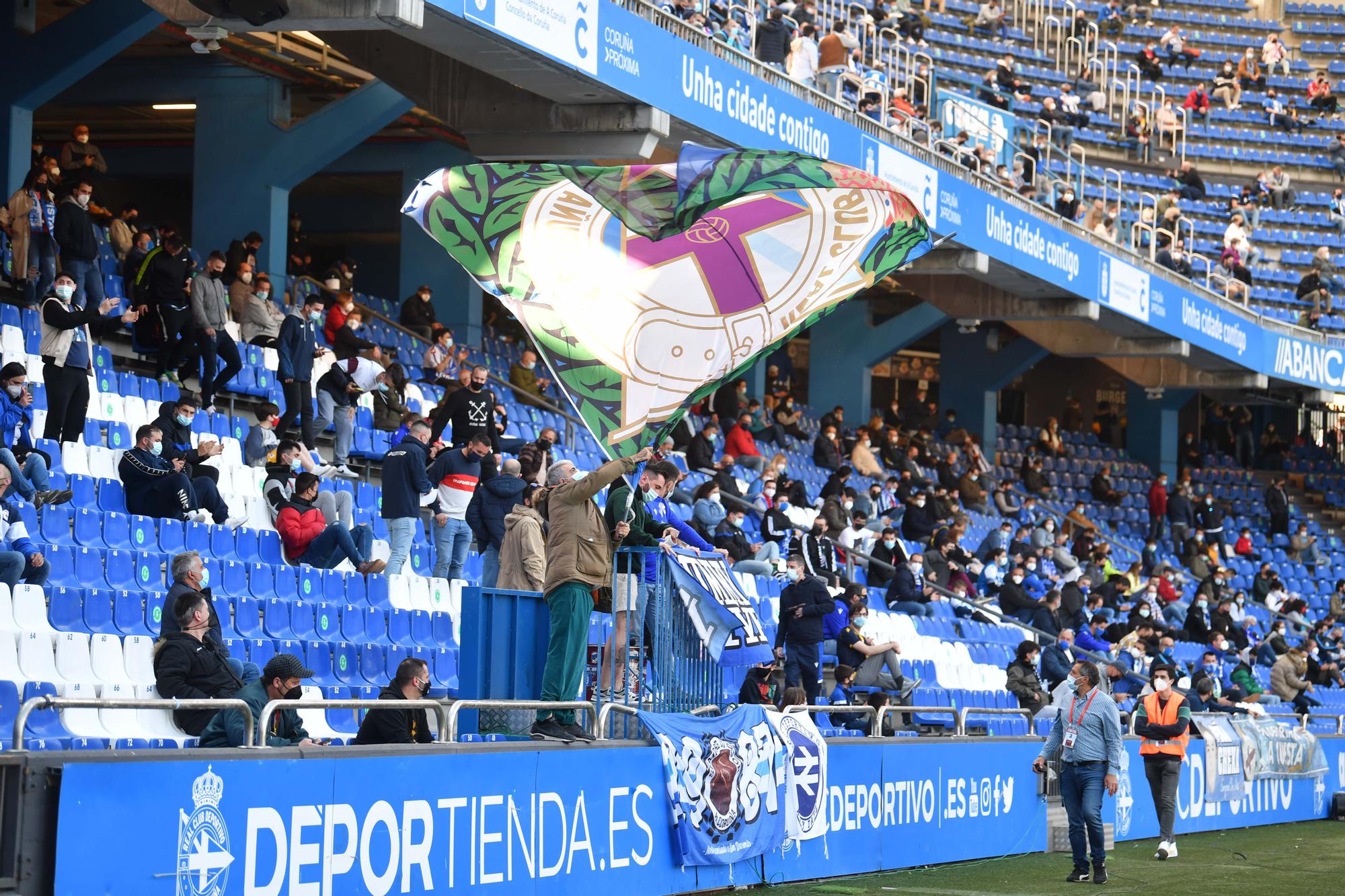 5.000 aficionados apoyan al Dépor en las gradas de Riazor