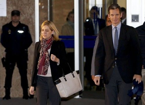 La Infanta e Iñaki Urdangarin abandonan el tribunal del caso Nóos tras concluir la primera jornada