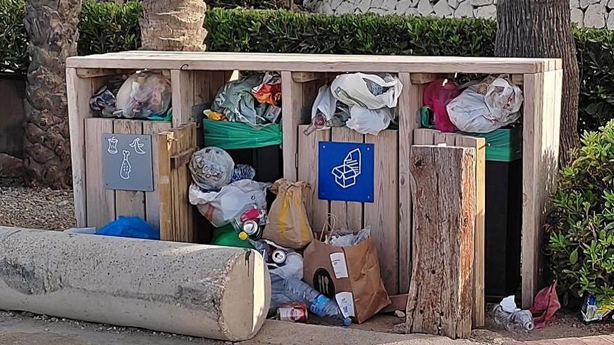 Masificación y basura desperdigada en la Cala Blanca de Xàbia - Levante-EMV